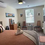 Vintage Charm Vacation Home With Modern Comforts Near Old Town