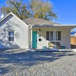 House With Great Beds, Full Kitchen, Fenced Yard