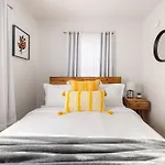 House With Great Beds, Full Kitchen, Fenced Yard