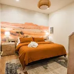 Terracotta Suite At Arnotriplex! Hot Tub And Pet Friendly!