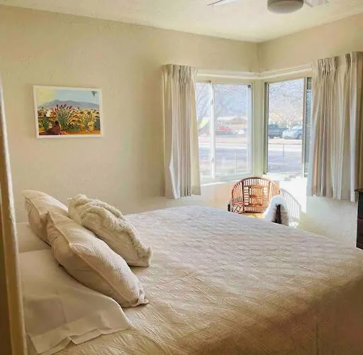 Vintage Charm Vacation Home With Modern Comforts Near Old Town