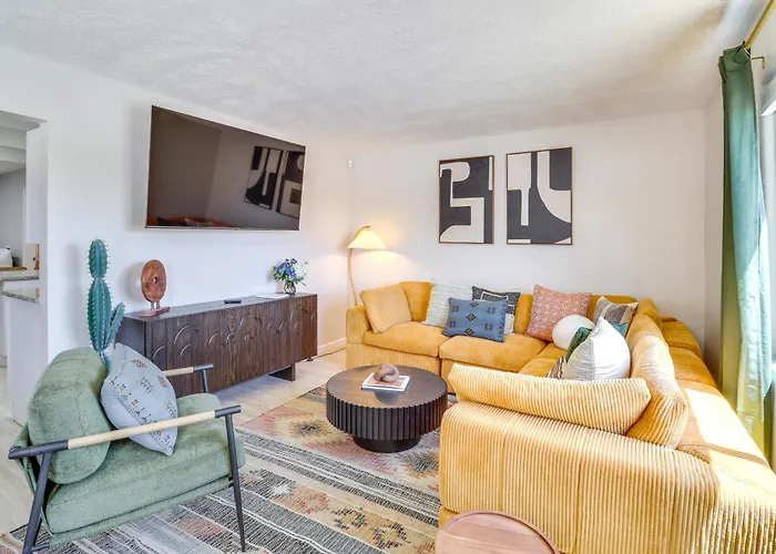 Central Albuquerque Getaway With Hot Tub And Grill!