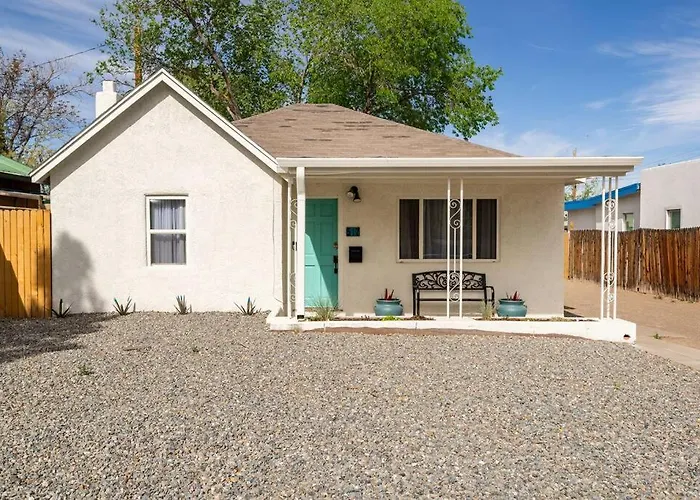 House With Great Beds, Full Kitchen, Fenced Yard