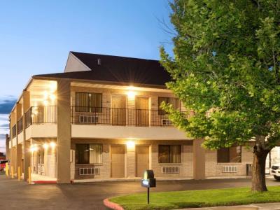 Hotel Days By Wyndham West