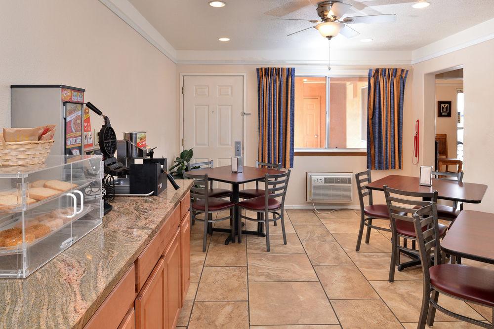 Econo Midtown Motel 2*