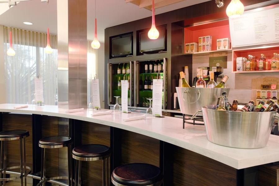 Courtyard By Marriott Airport Hotel
