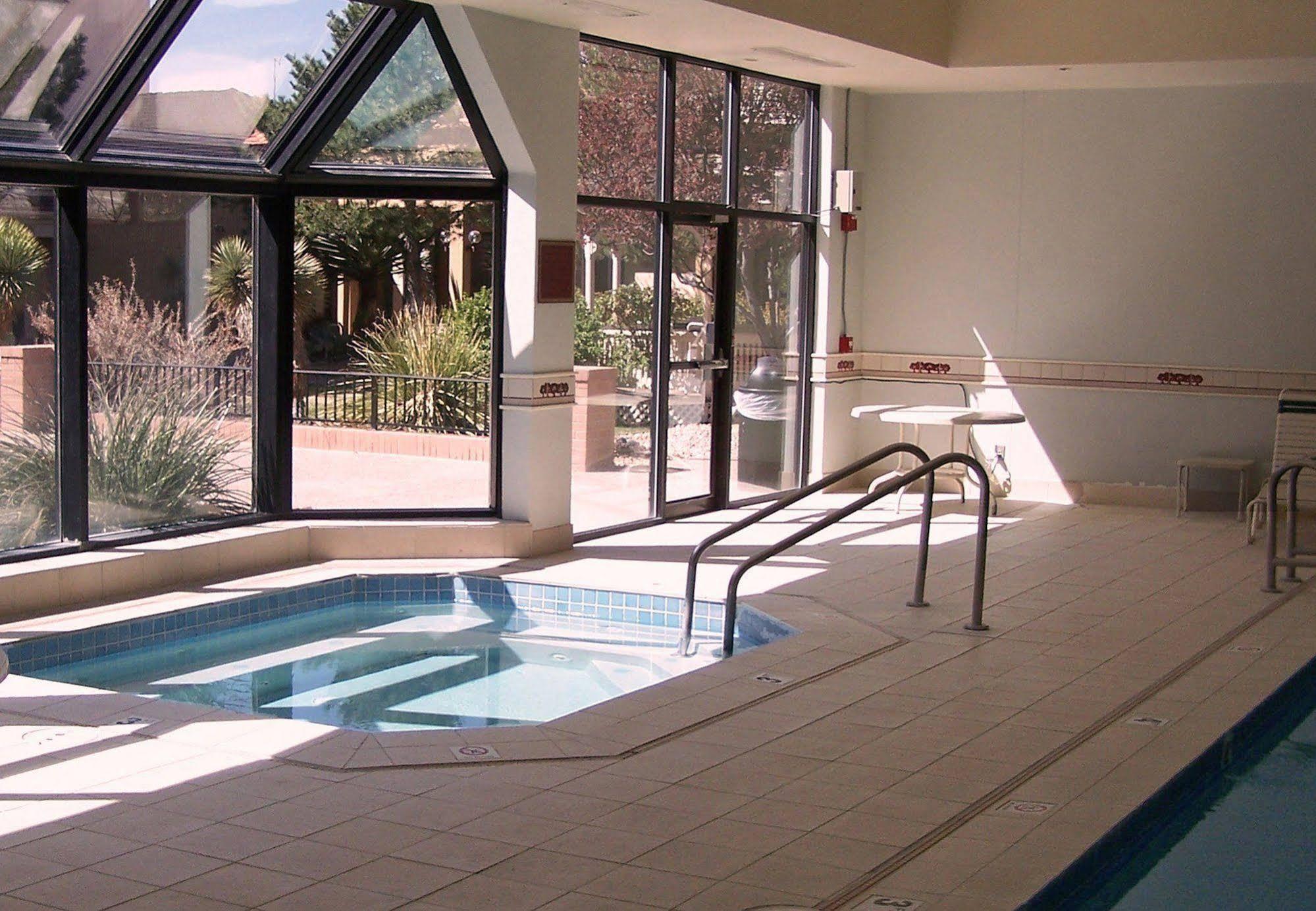 Courtyard By Marriott Airport