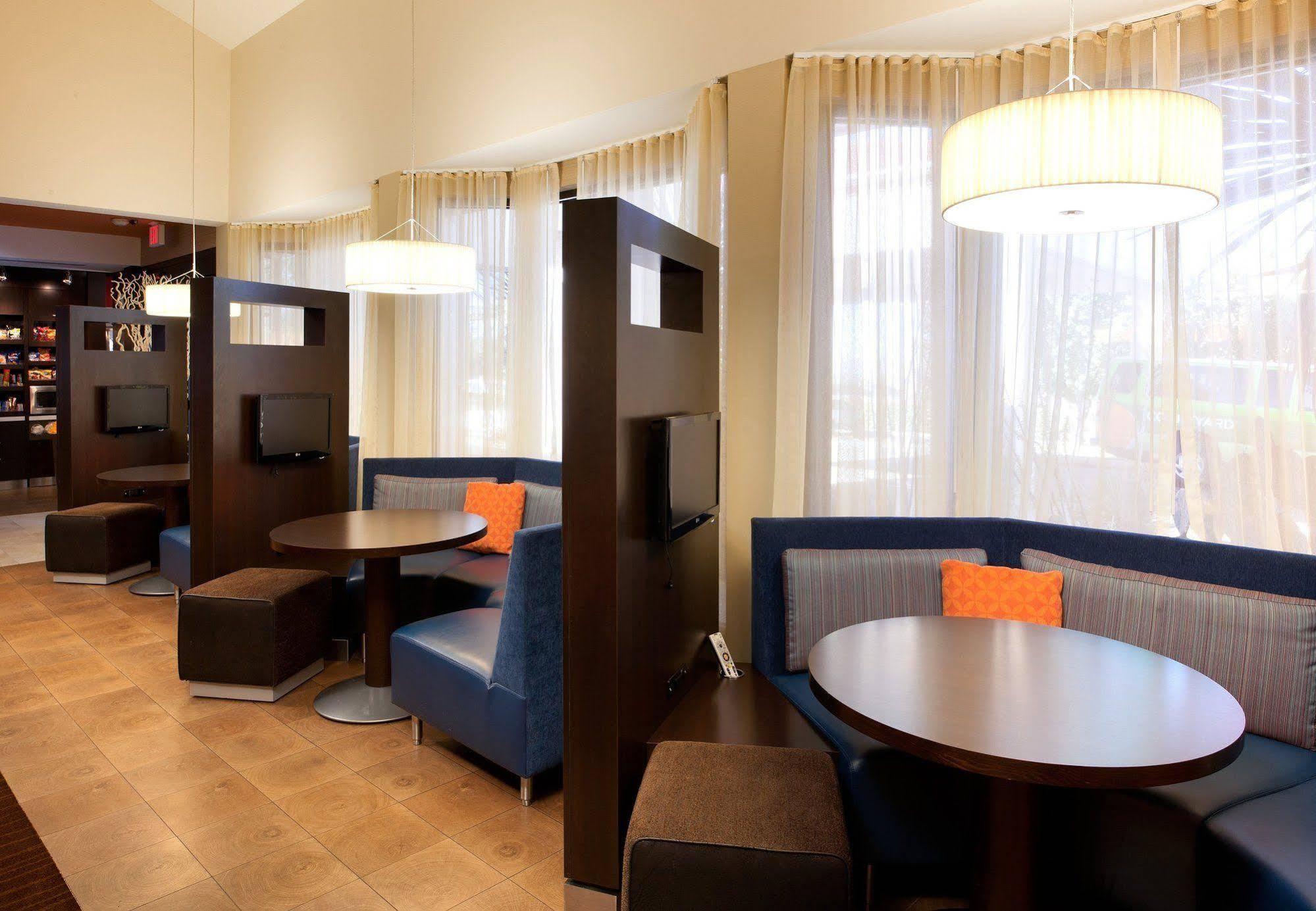 Hotel Courtyard By Marriott Airport