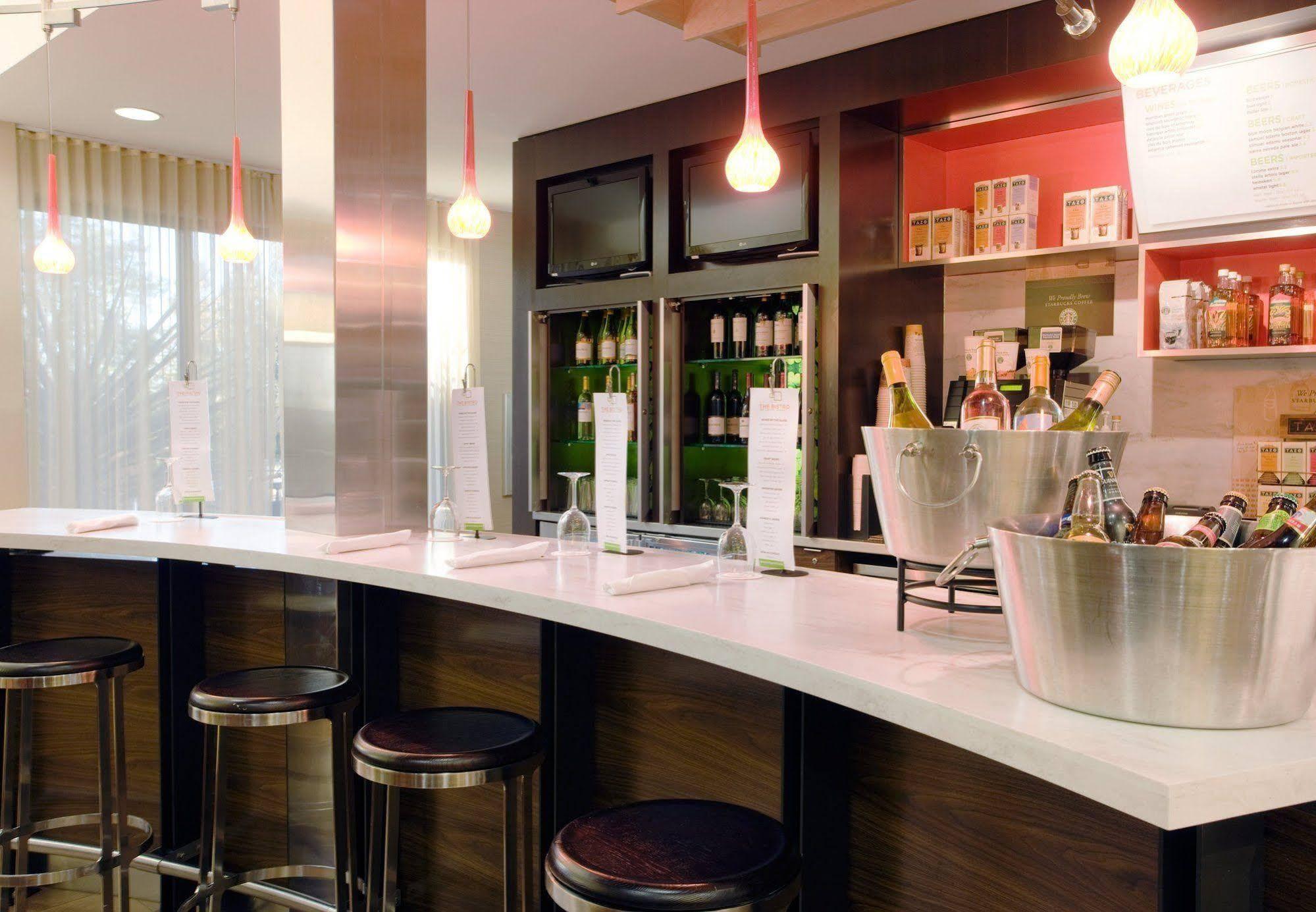 Hotel Courtyard By Marriott Airport