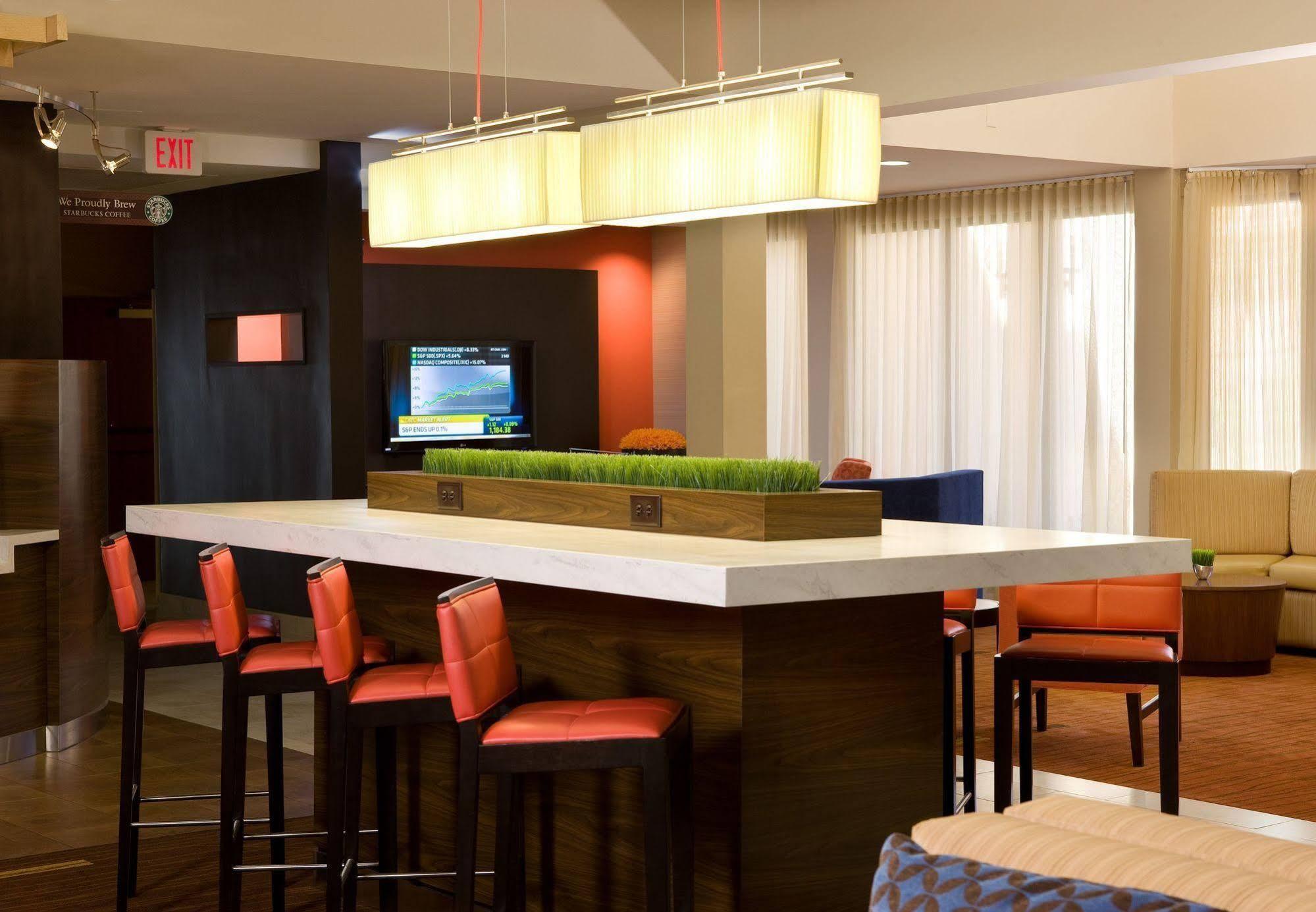 Hotel Courtyard By Marriott Airport 3*