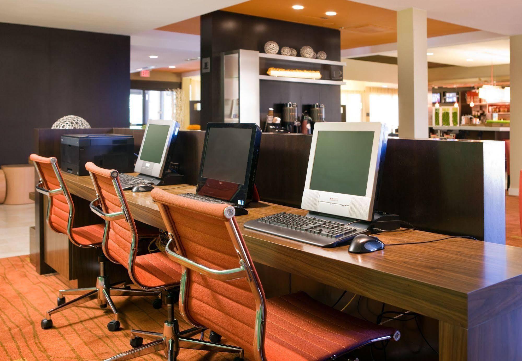 Hotel Courtyard By Marriott Airport