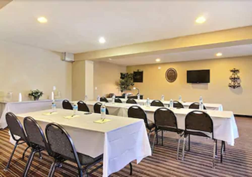 Suburban East Hotel 2*