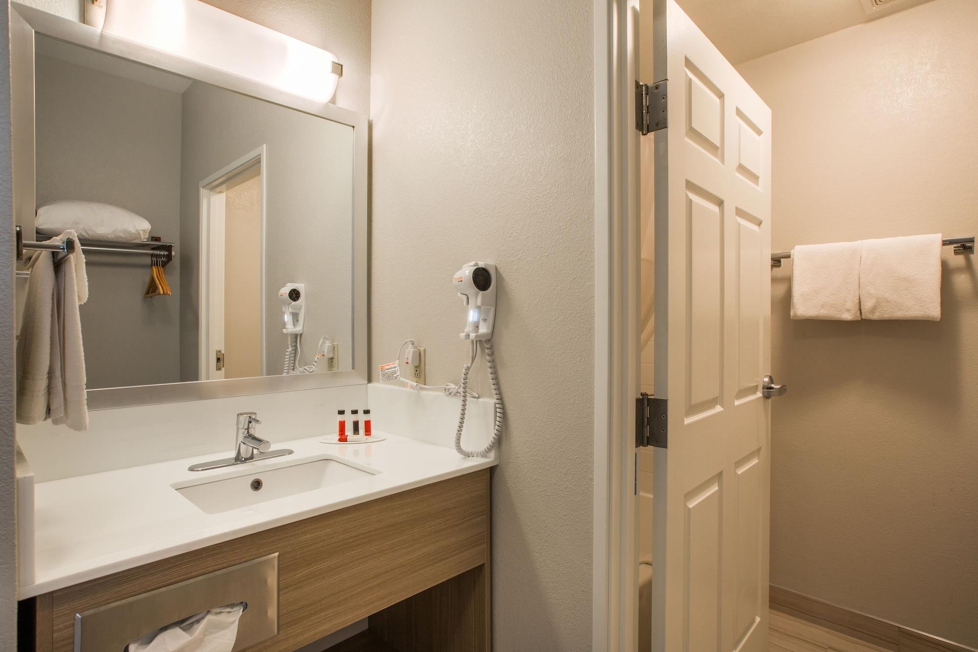 Hotel Baymont By Wyndham Airport 3*