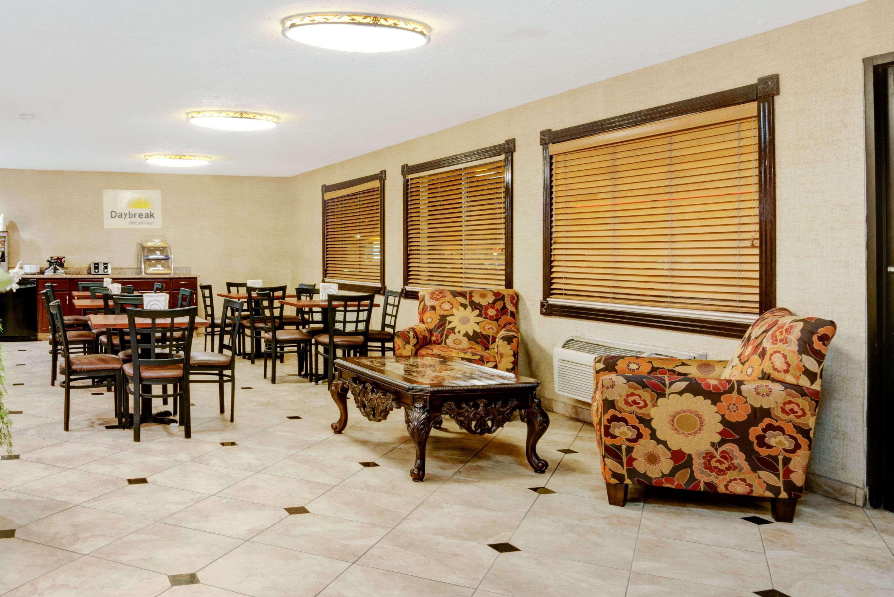 Days By Wyndham West Hotel