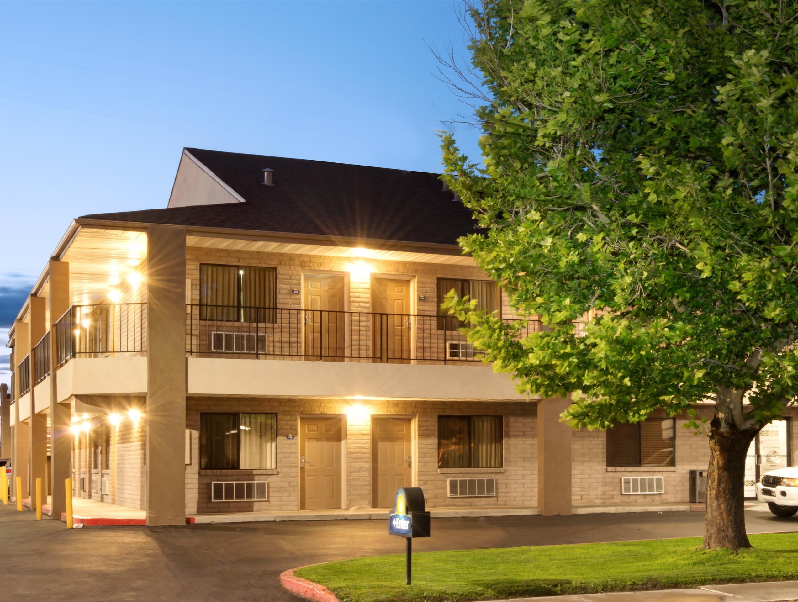 Days By Wyndham West Hotel