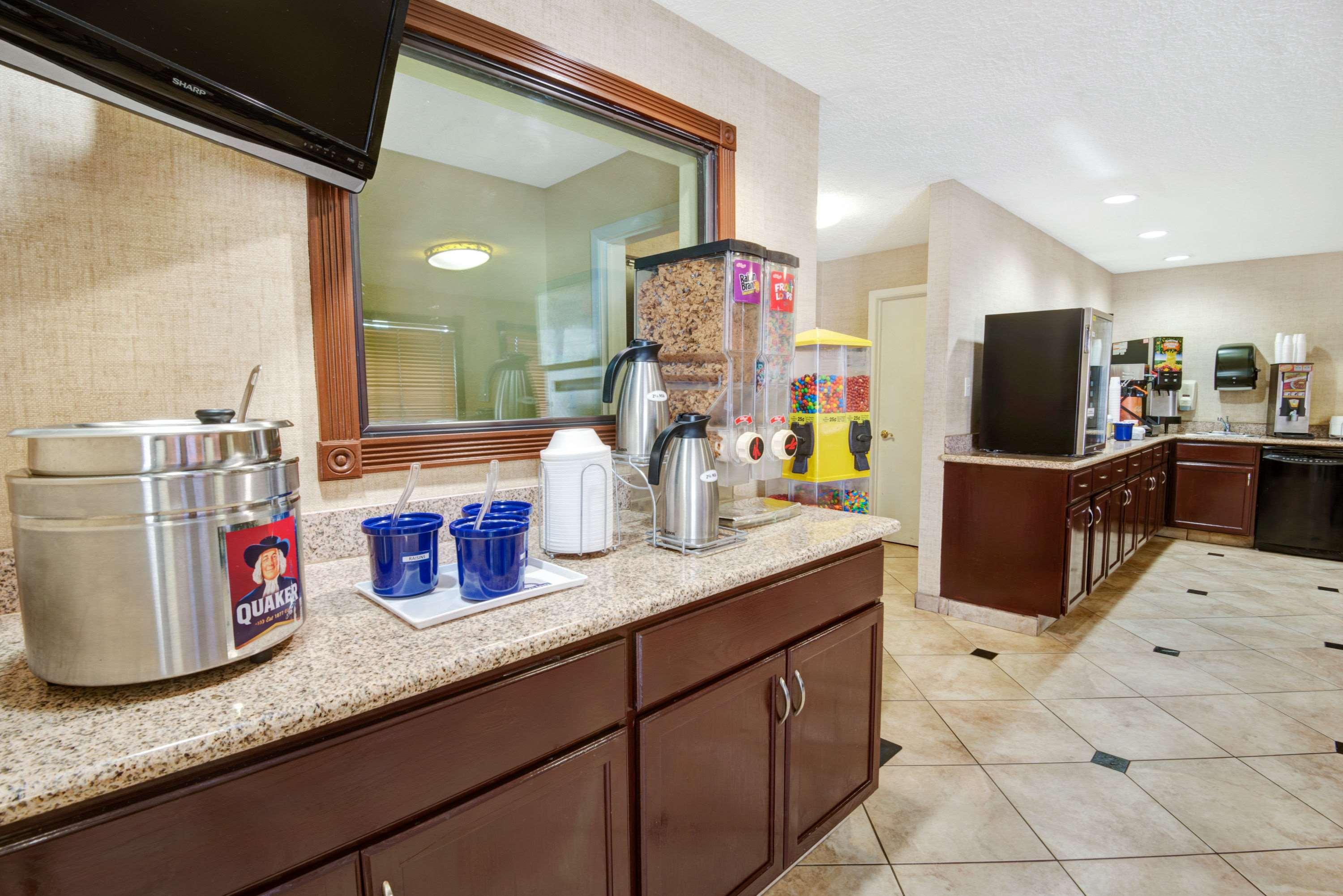 Days By Wyndham West Hotel