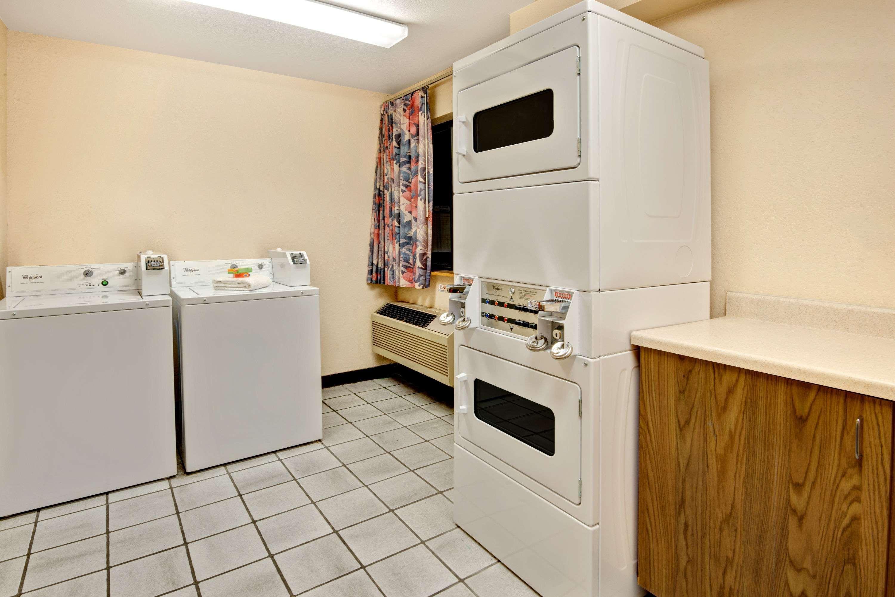 Hotel Super 8 By Wyndham West/coors Blvd 2*