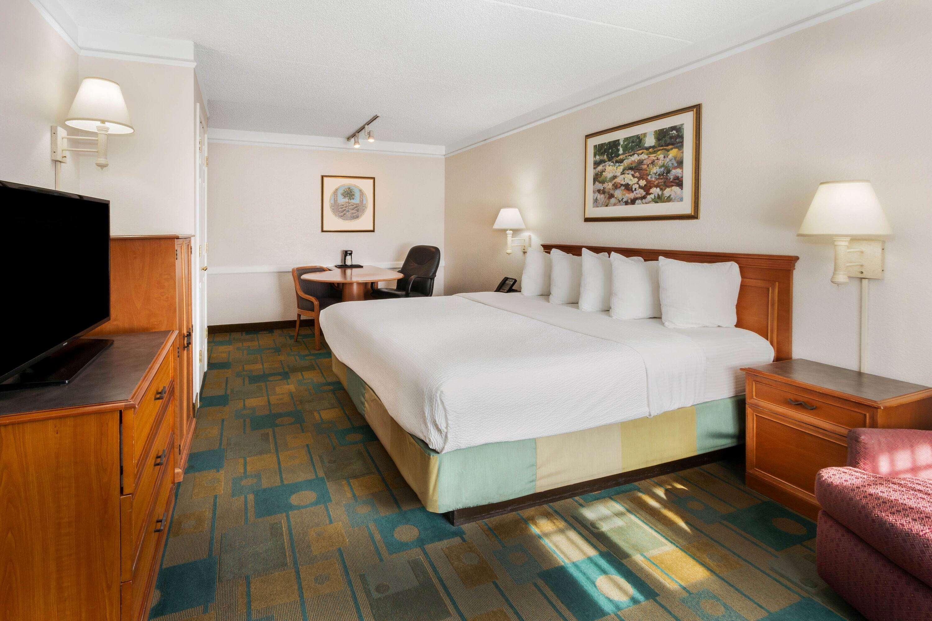 La Quinta By Wyndham Northeast Hotel