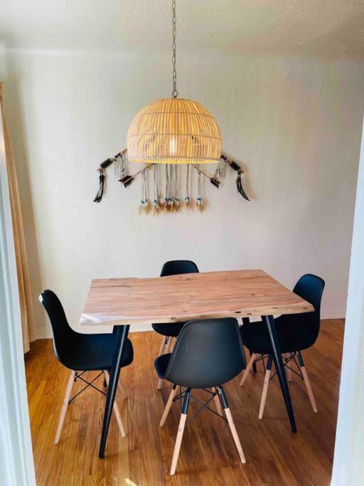 Holiday home Vintage Charm Vacation With Modern Comforts Near Old Town