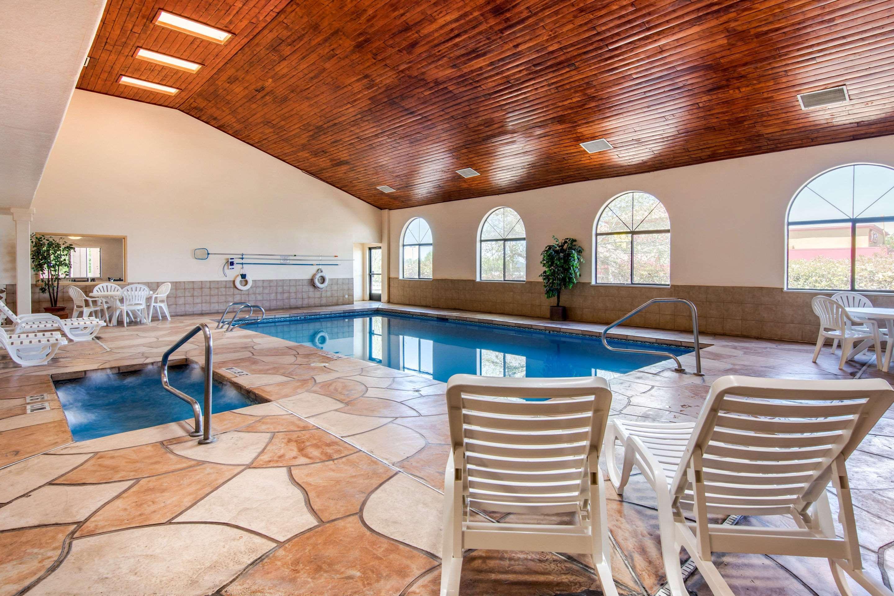 Quality & North Near Balloon Fiesta Park Hotel 2*