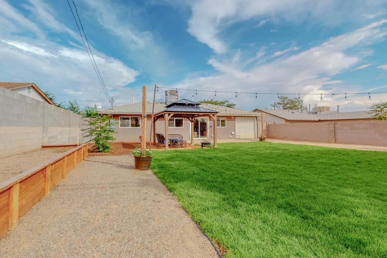 Holiday home Comfortable 3-bedroom With Spacious Backyard *