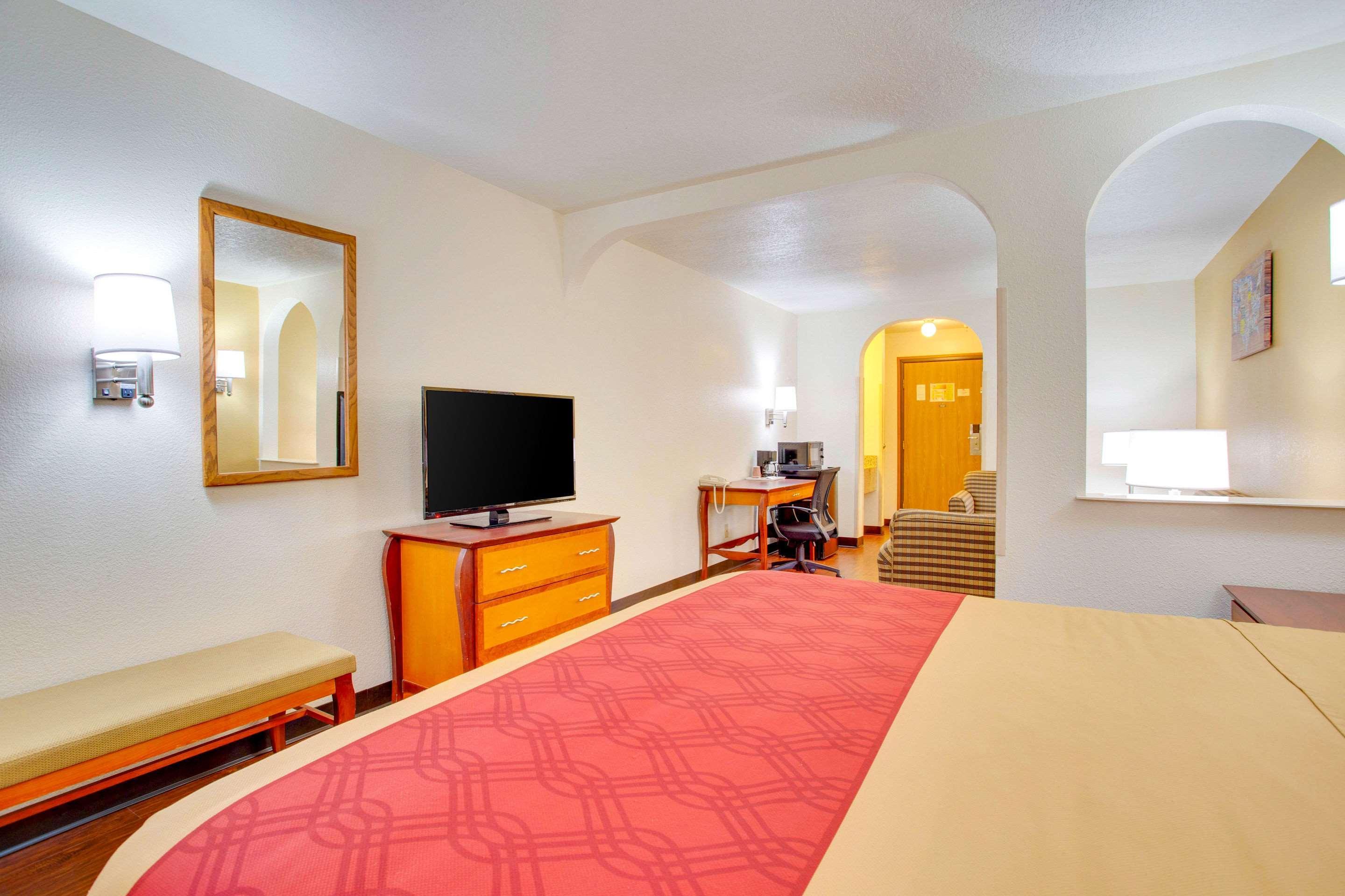 Econo And East I-40 Eubank Exit Hotel 2*