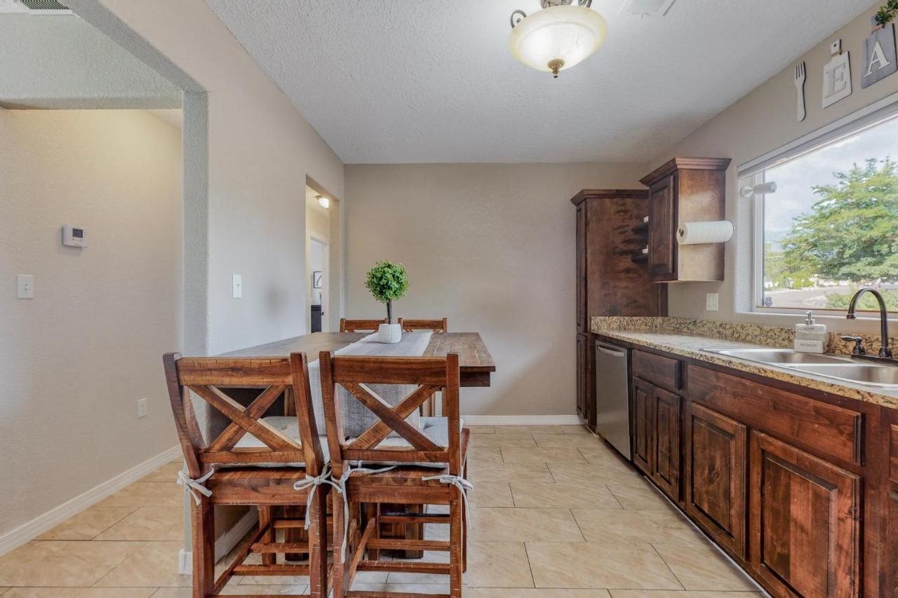 Comfortable 3-bedroom With Spacious Backyard Albuquerque