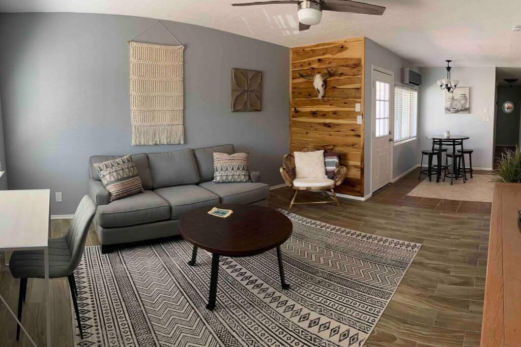 Comfy, Contemporary Quiet Retreat Vacation With Views Albuquerque