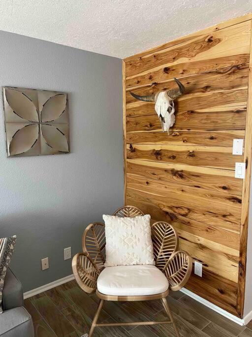 Comfy, Contemporary Quiet Retreat Vacation With Views
