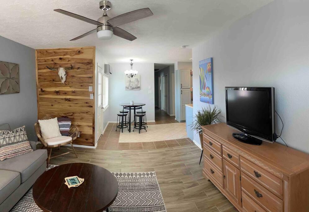 Comfy, Contemporary Quiet Retreat Vacation With Views *