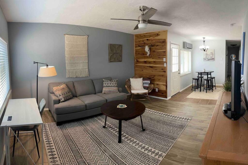 Comfy, Contemporary Quiet Retreat Vacation With Views