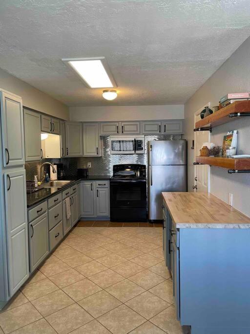 Comfy, Contemporary Quiet Retreat Vacation With Views *