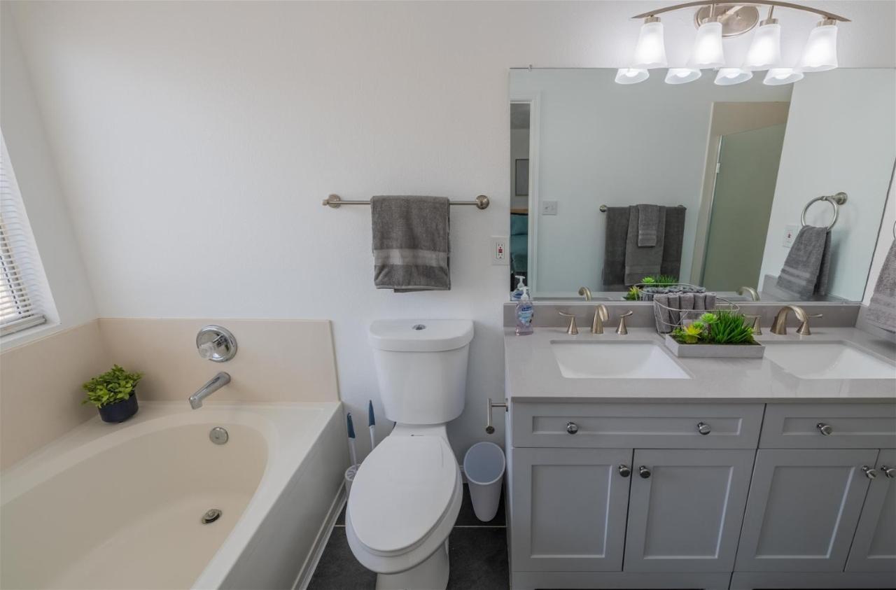 Pheasant Run - 4 Bedroom House Fully Updated!! Holiday home Albuquerque