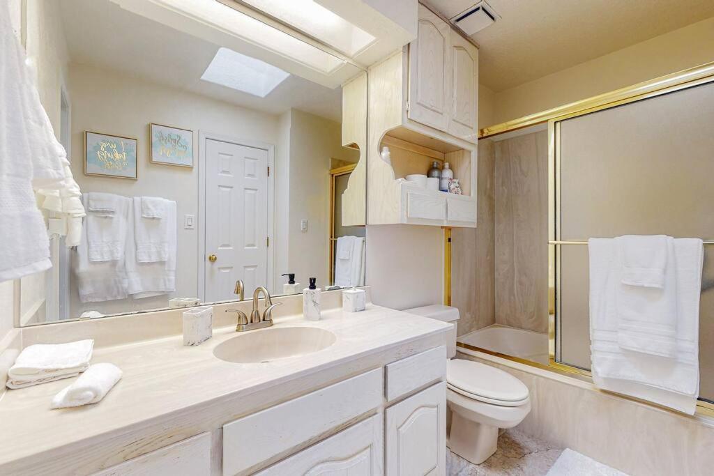 Gated Community Two Master Br Jacuzzi Tub Holiday home *