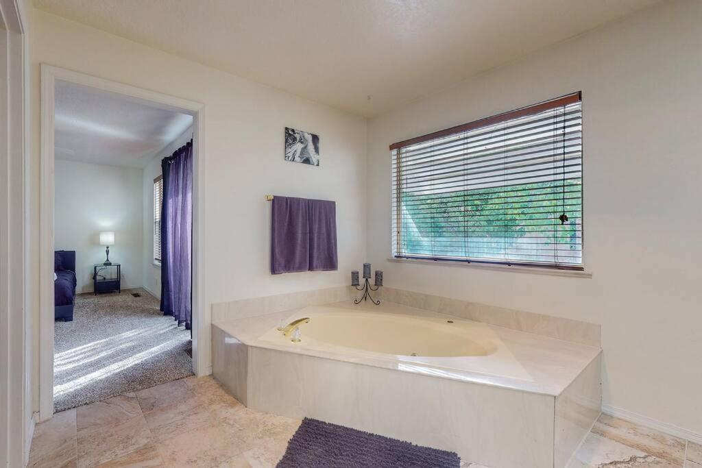 Holiday home Gated Community Two Master Br Jacuzzi Tub