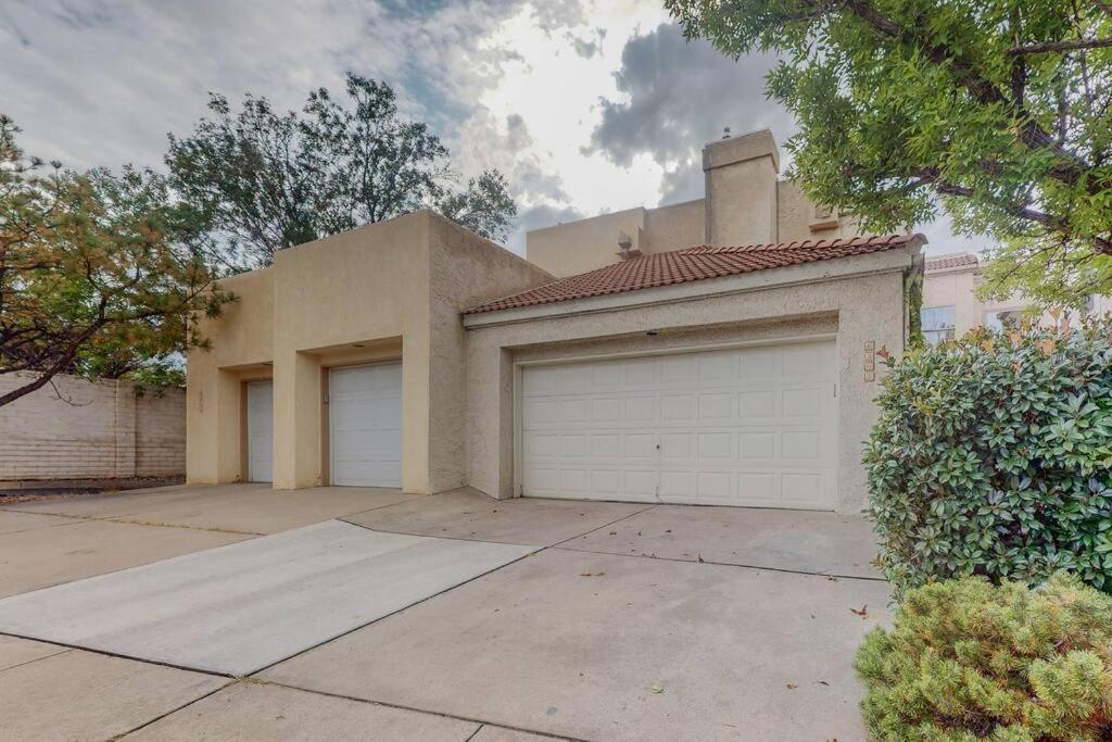 Holiday home Gated Community Two Master Br Jacuzzi Tub *