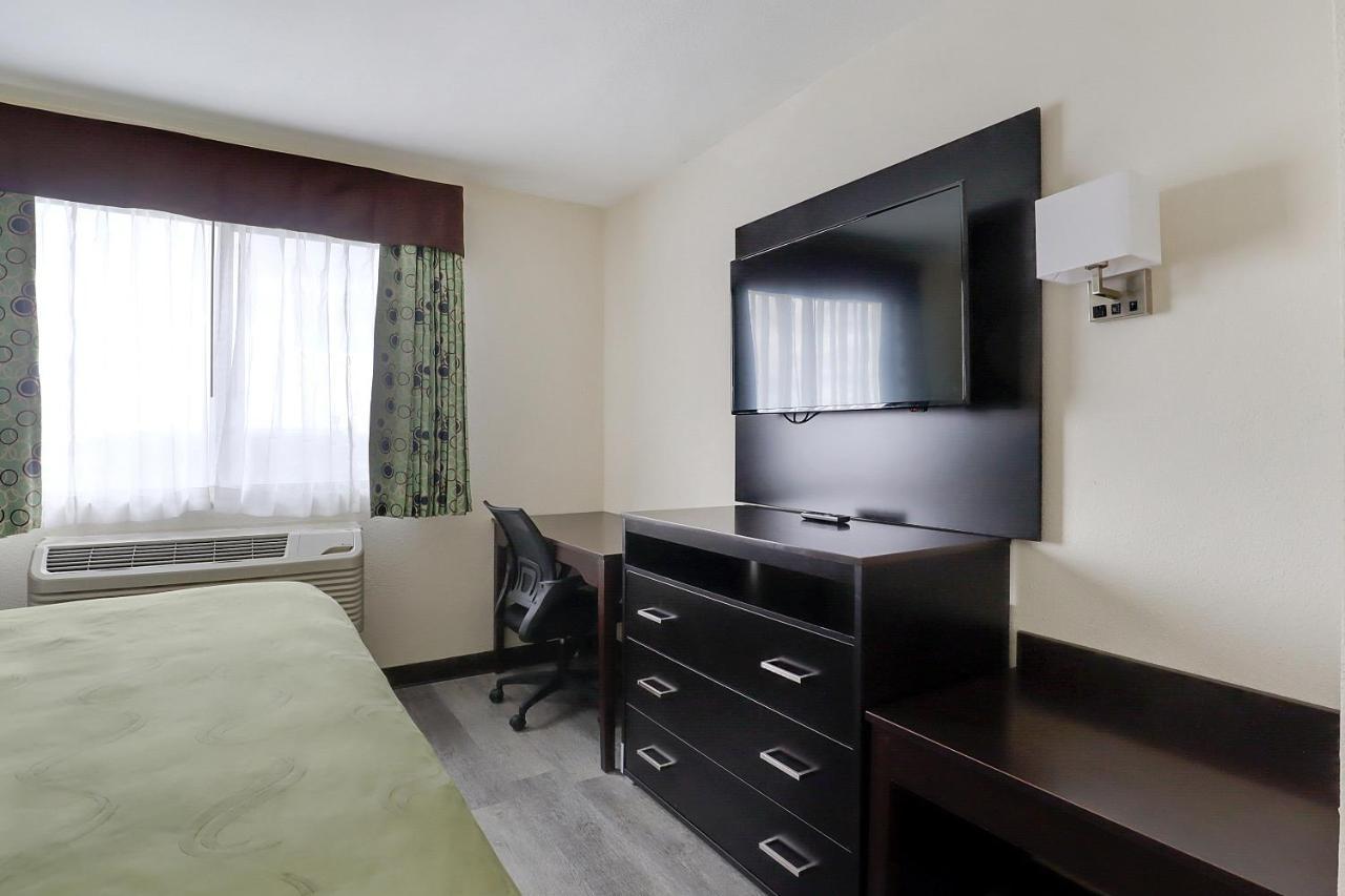Hotel Quality Airport 3*