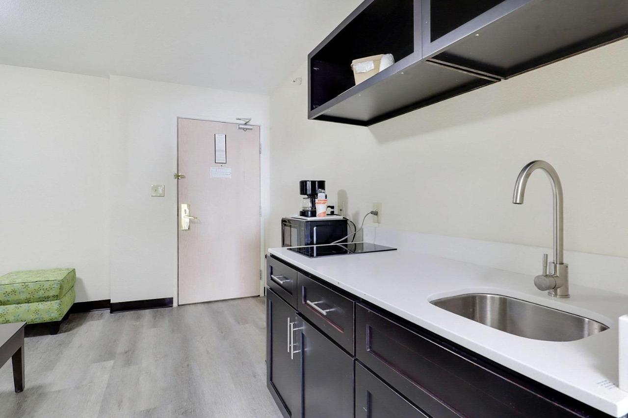 Hotel Quality Airport 3*