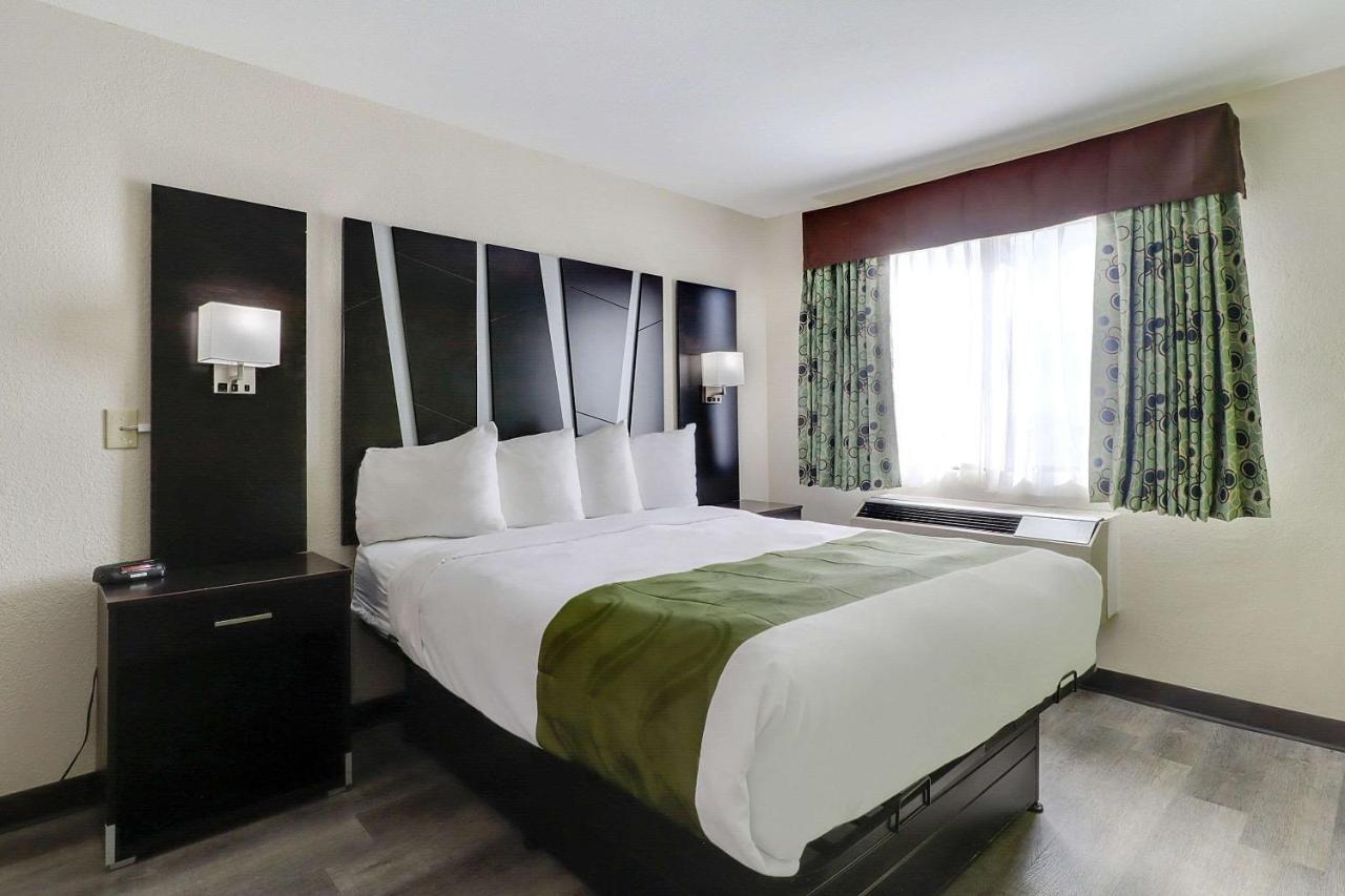 Hotel Quality Airport 3*