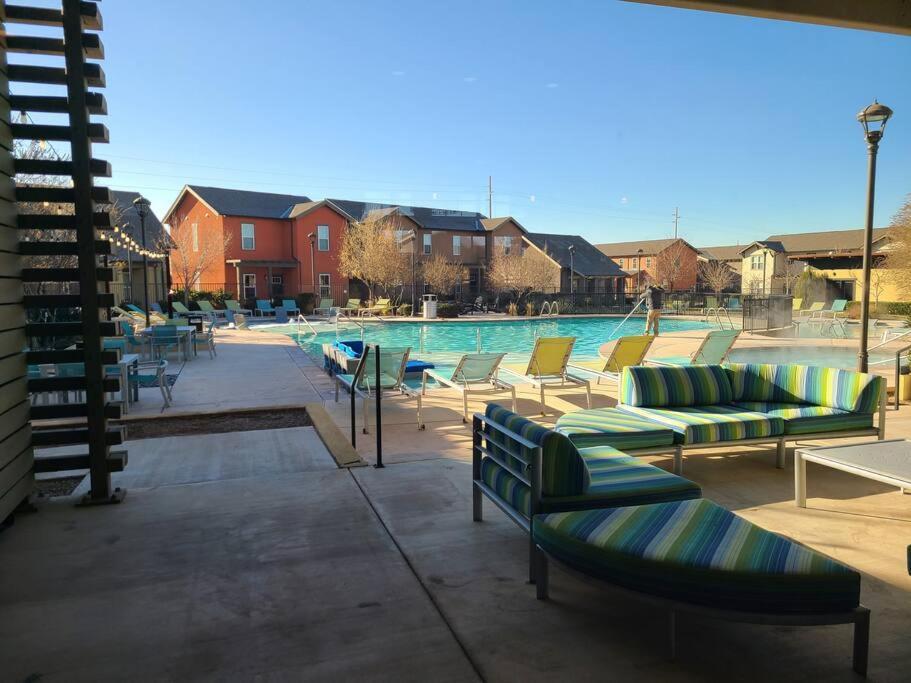Holiday home Resort-like 4bed/4bath - Pool, Hot Tub, Bbq, Sauna, Offices