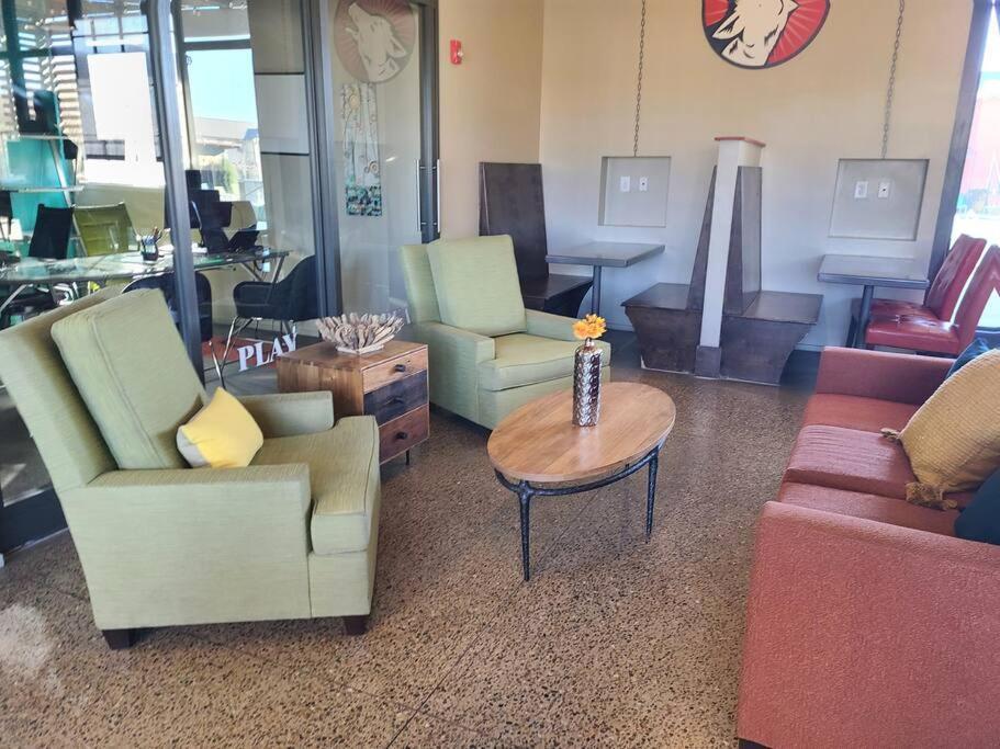Resort-like 4bed/4bath - Pool, Hot Tub, Bbq, Sauna, Offices * Albuquerque