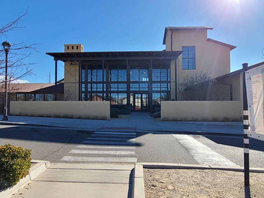 Resort-like 4bed/4bath - Pool, Hot Tub, Bbq, Sauna, Offices Holiday home Albuquerque