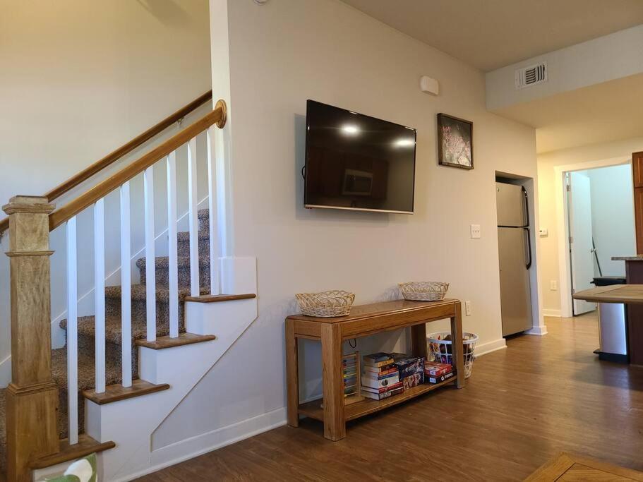 Resort-like 4bed/4bath - Pool, Hot Tub, Bbq, Sauna, Offices *