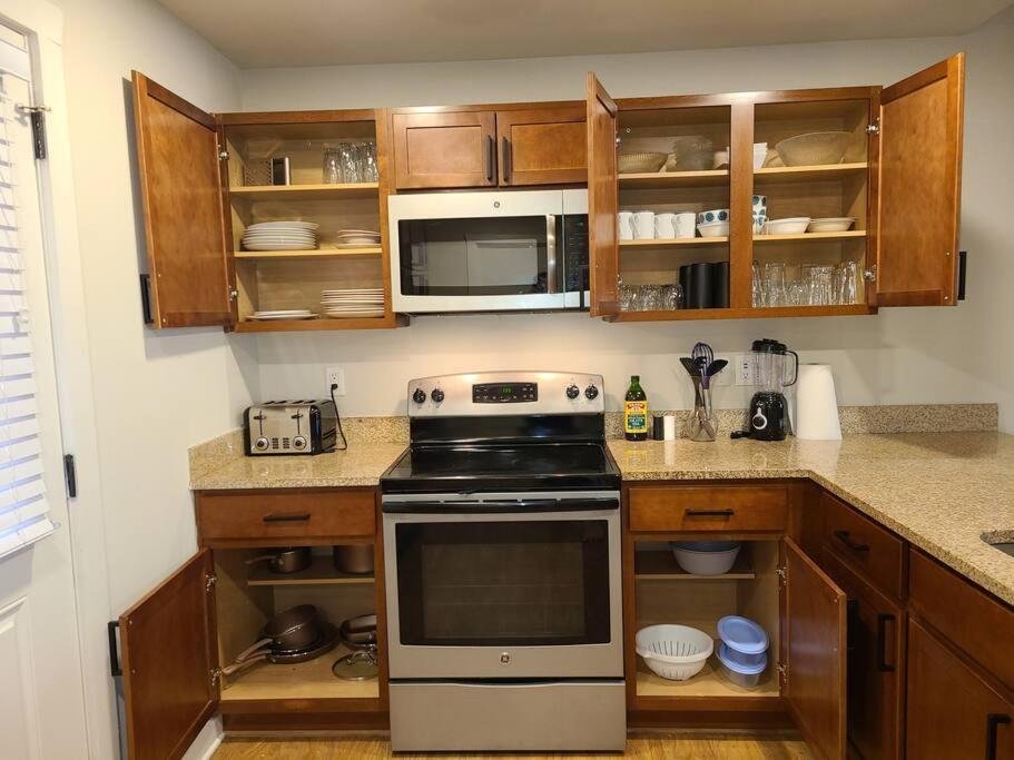 Resort-like 4bed/4bath - Pool, Hot Tub, Bbq, Sauna, Offices *