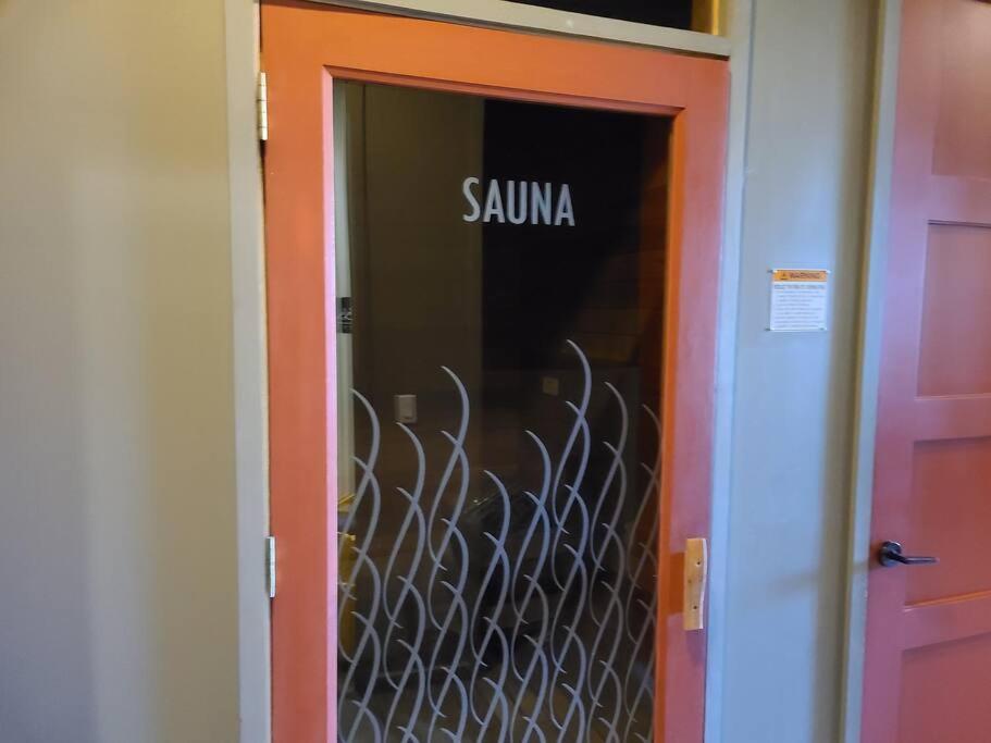 Resort-like 4bed/4bath - Pool, Hot Tub, Bbq, Sauna, Offices * Albuquerque