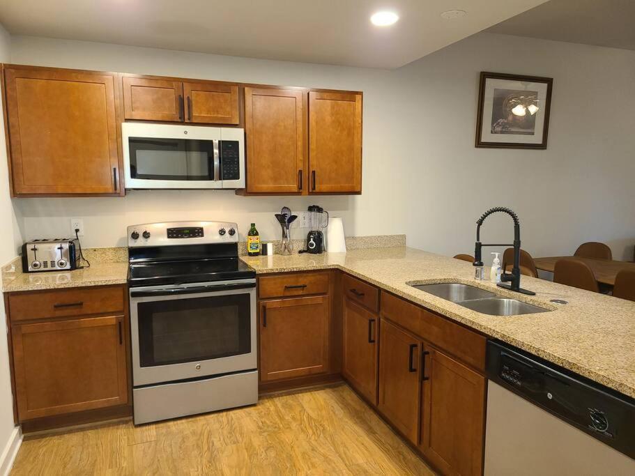 Resort-like 4bed/4bath - Pool, Hot Tub, Bbq, Sauna, Offices