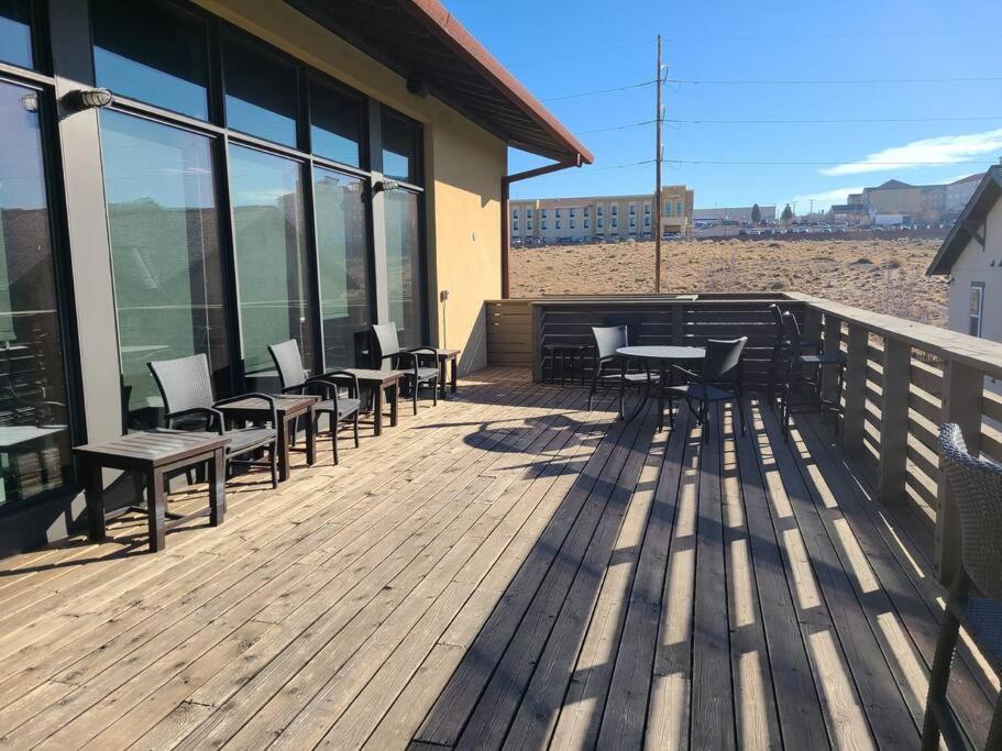 Resort-like 4bed/4bath - Pool, Hot Tub, Bbq, Sauna, Offices