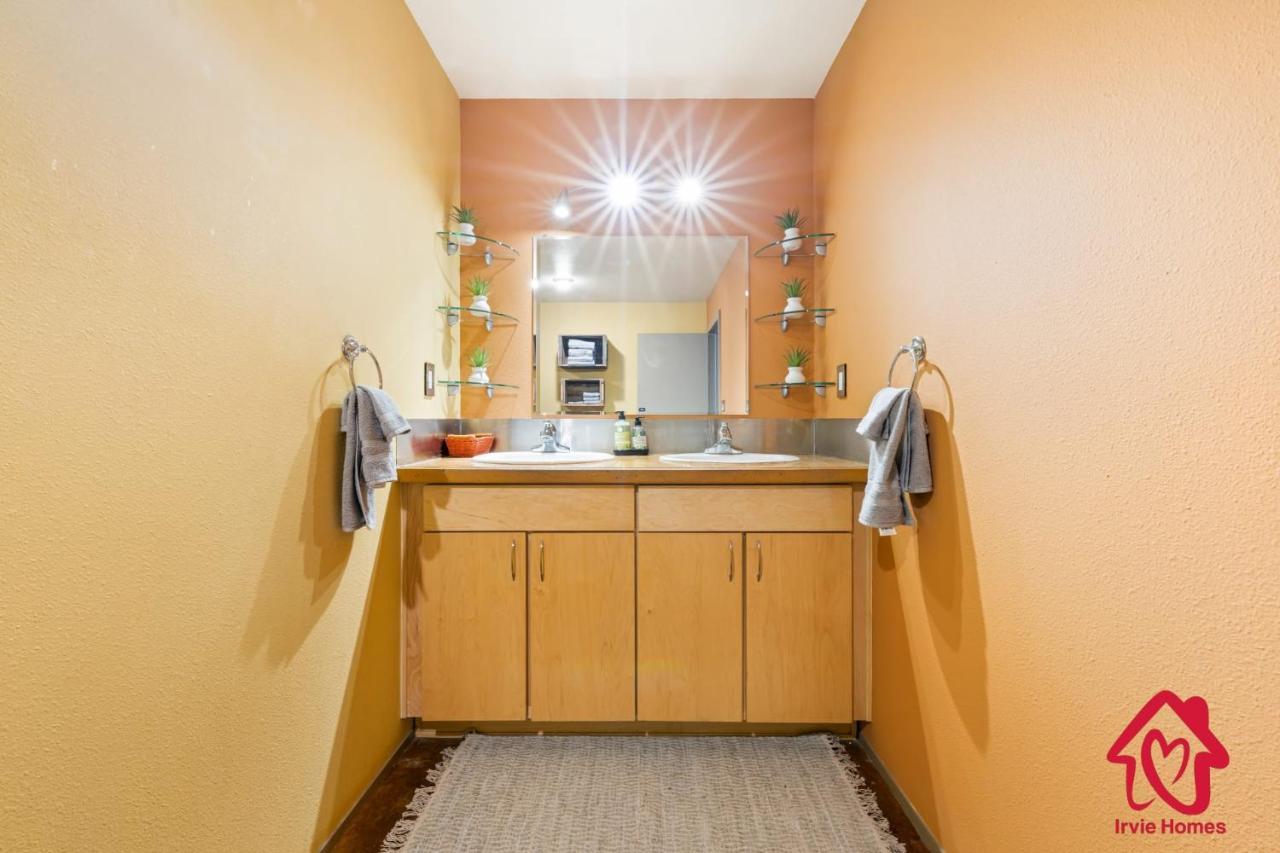 Elevated Route 66 Abq Penthouse- An Irvie