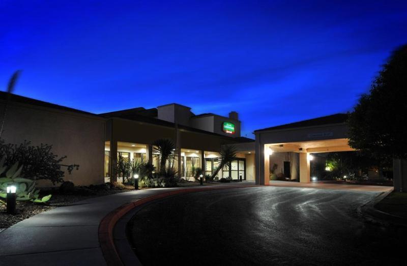 Hotel Courtyard By Marriott Airport