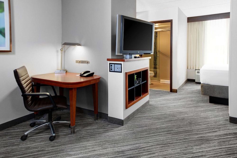 Hyatt Place Airport Hotel 3*